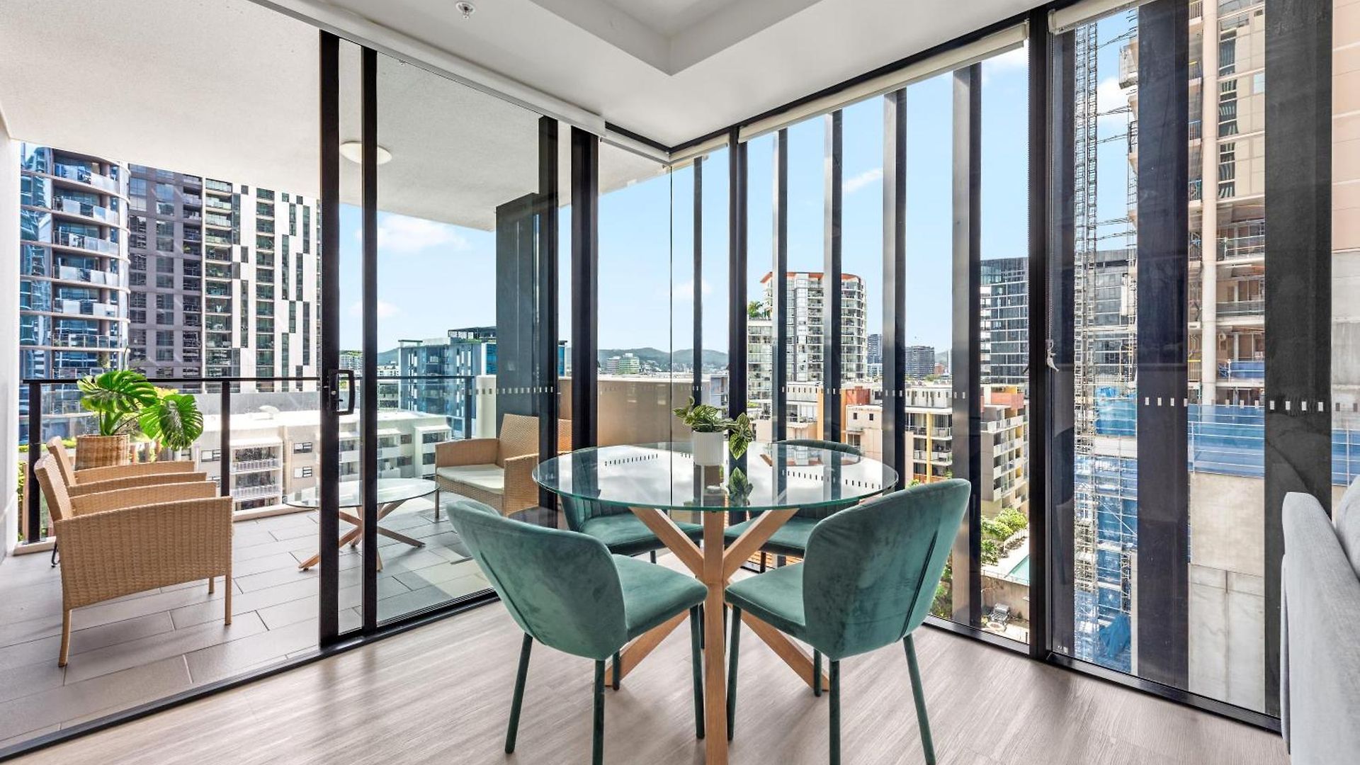 Apartment Spacious 2br On Fish Lane With Pool And Parking!