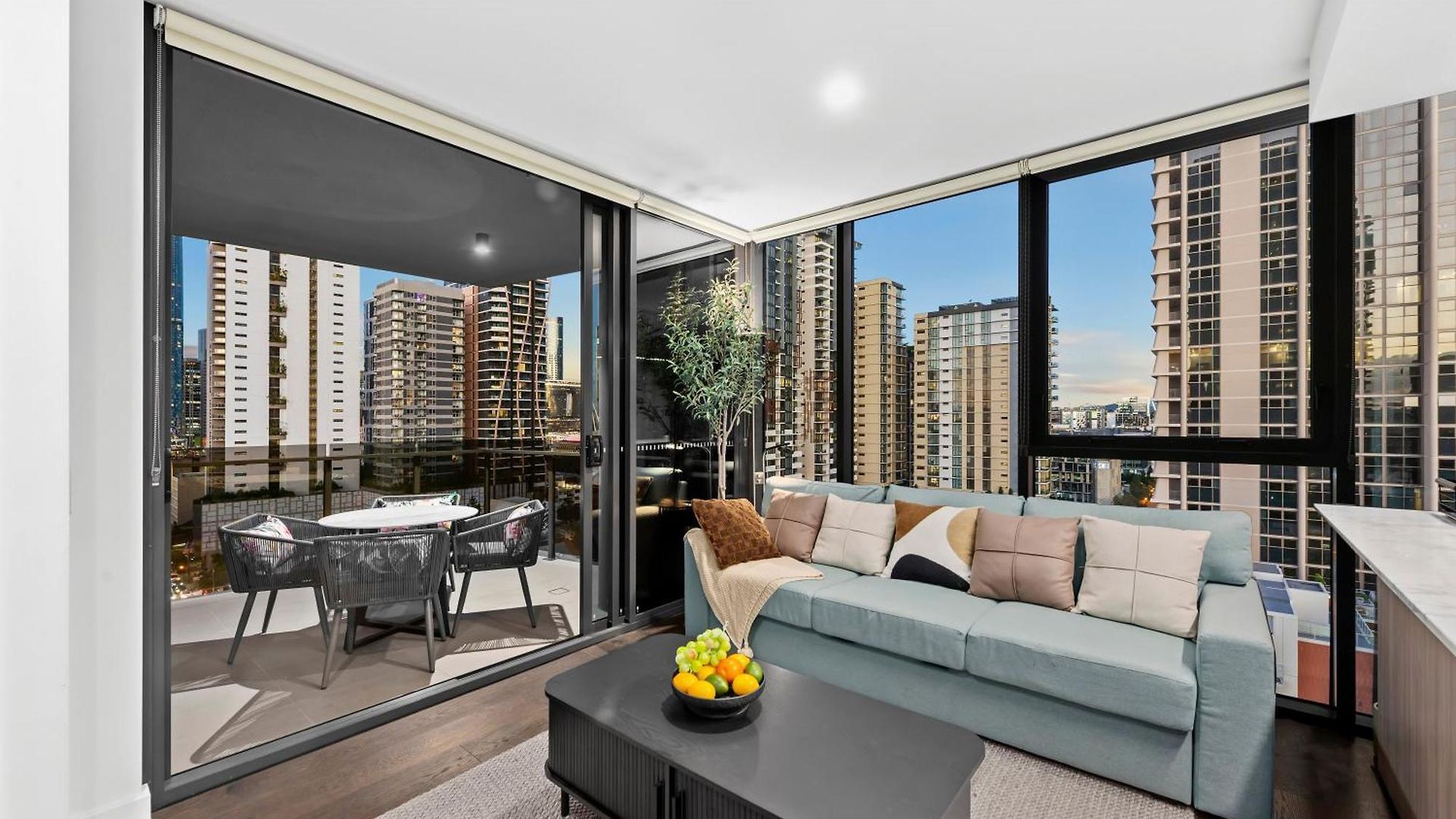 View With Balcony, King Bed And Rooftop Brisbane
