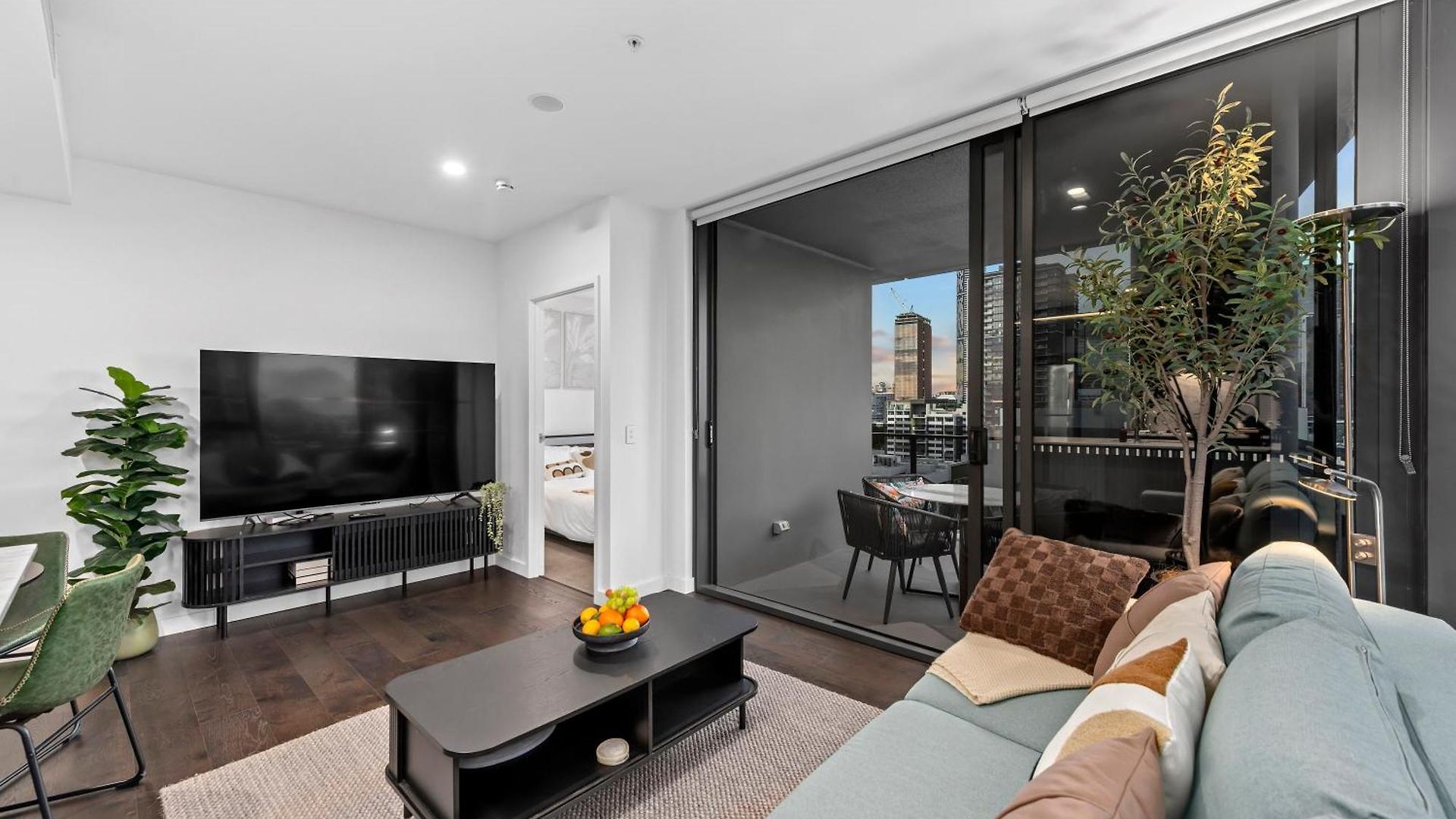 View With Balcony, King Bed And Rooftop Apartment *