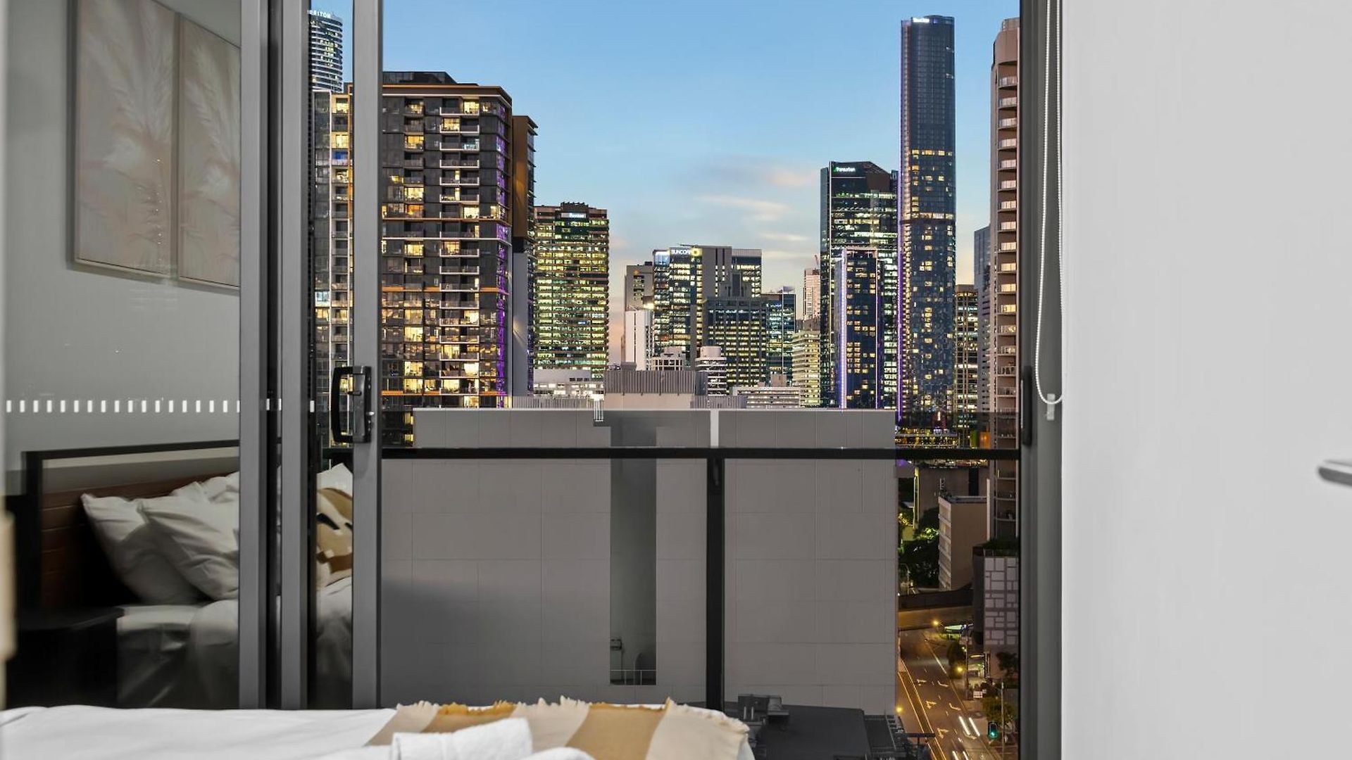 Apartment View With Balcony, King Bed And Rooftop *