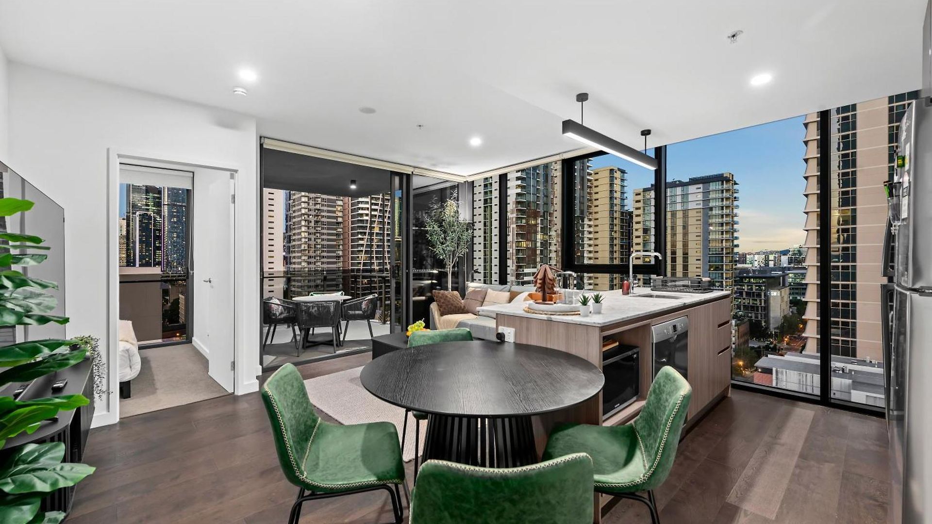View With Balcony, King Bed And Rooftop Brisbane