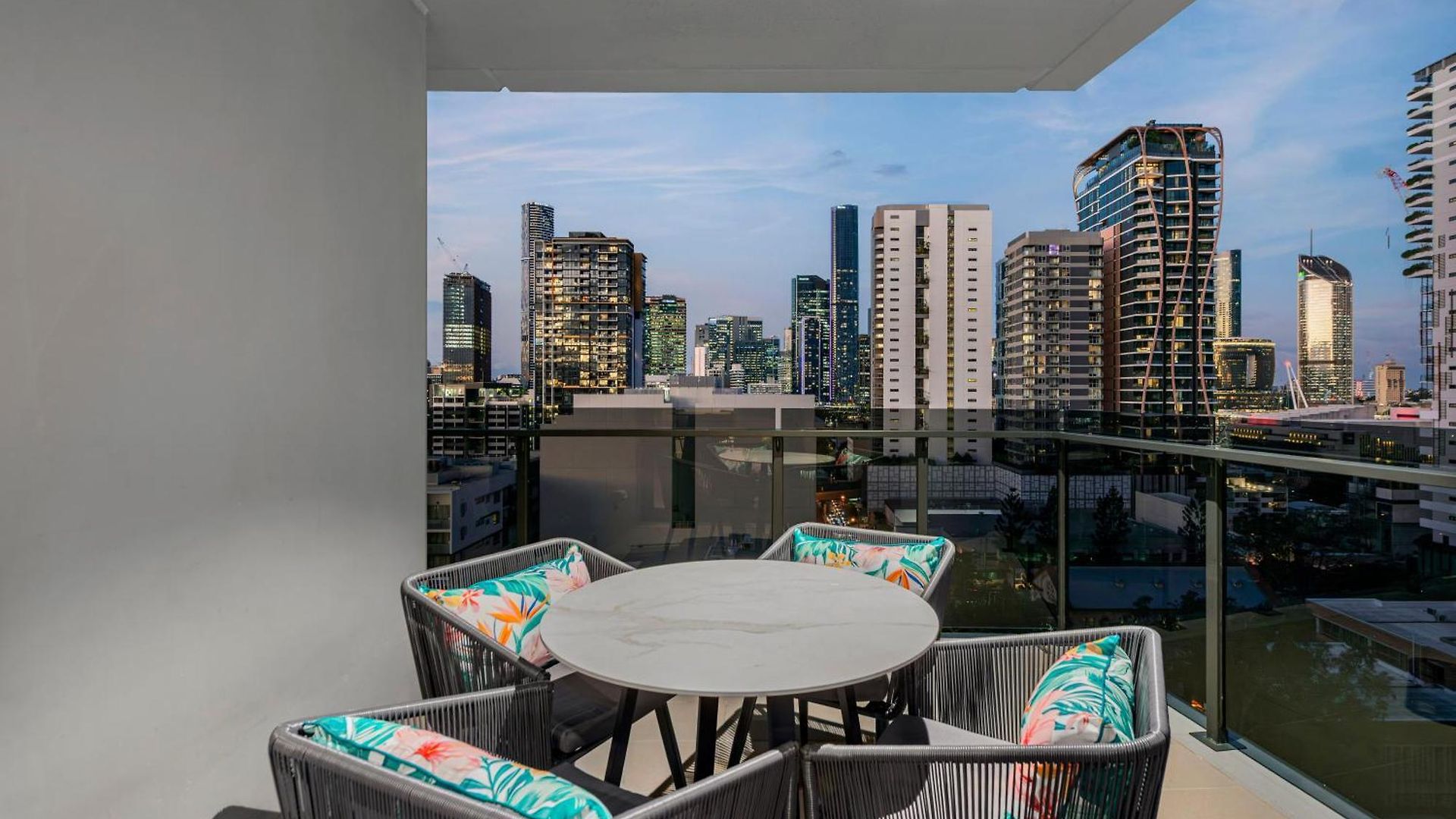 View With Balcony, King Bed And Rooftop Apartment