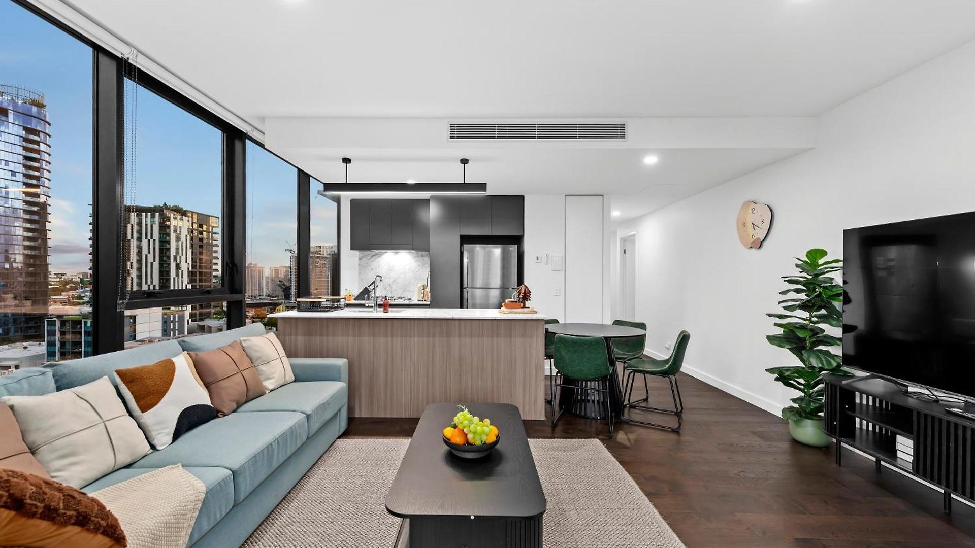 View With Balcony, King Bed And Rooftop Apartment *