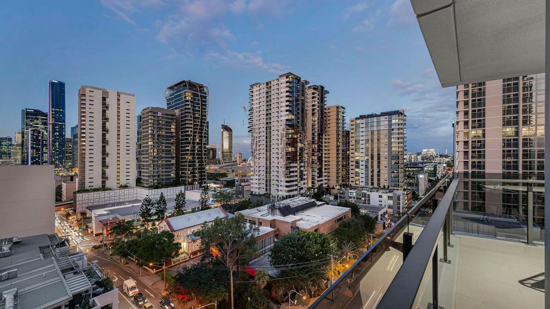 Apartment View With Balcony, King Bed And Rooftop Brisbane