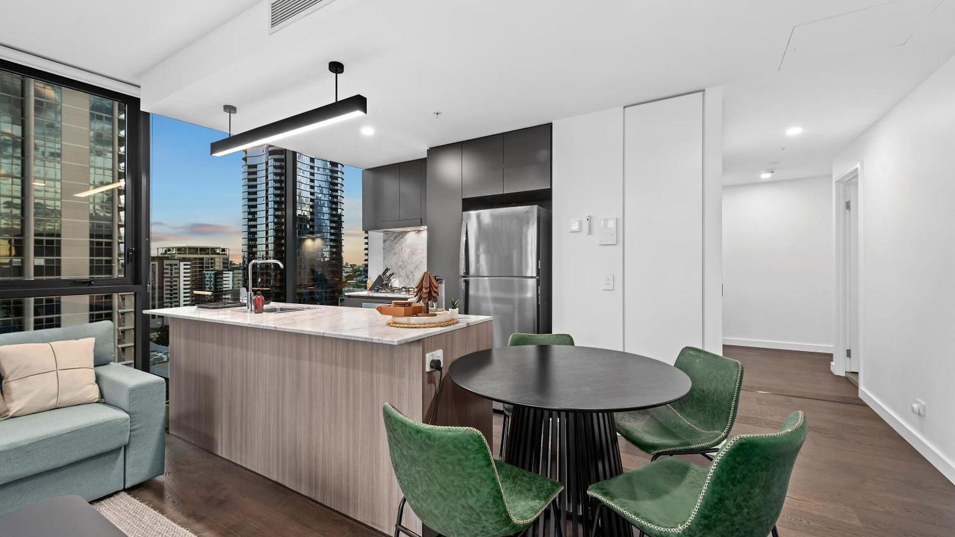 View With Balcony, King Bed And Rooftop Brisbane