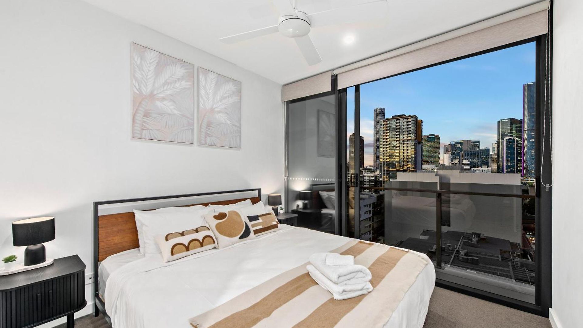 View With Balcony, King Bed And Rooftop Apartment Brisbane