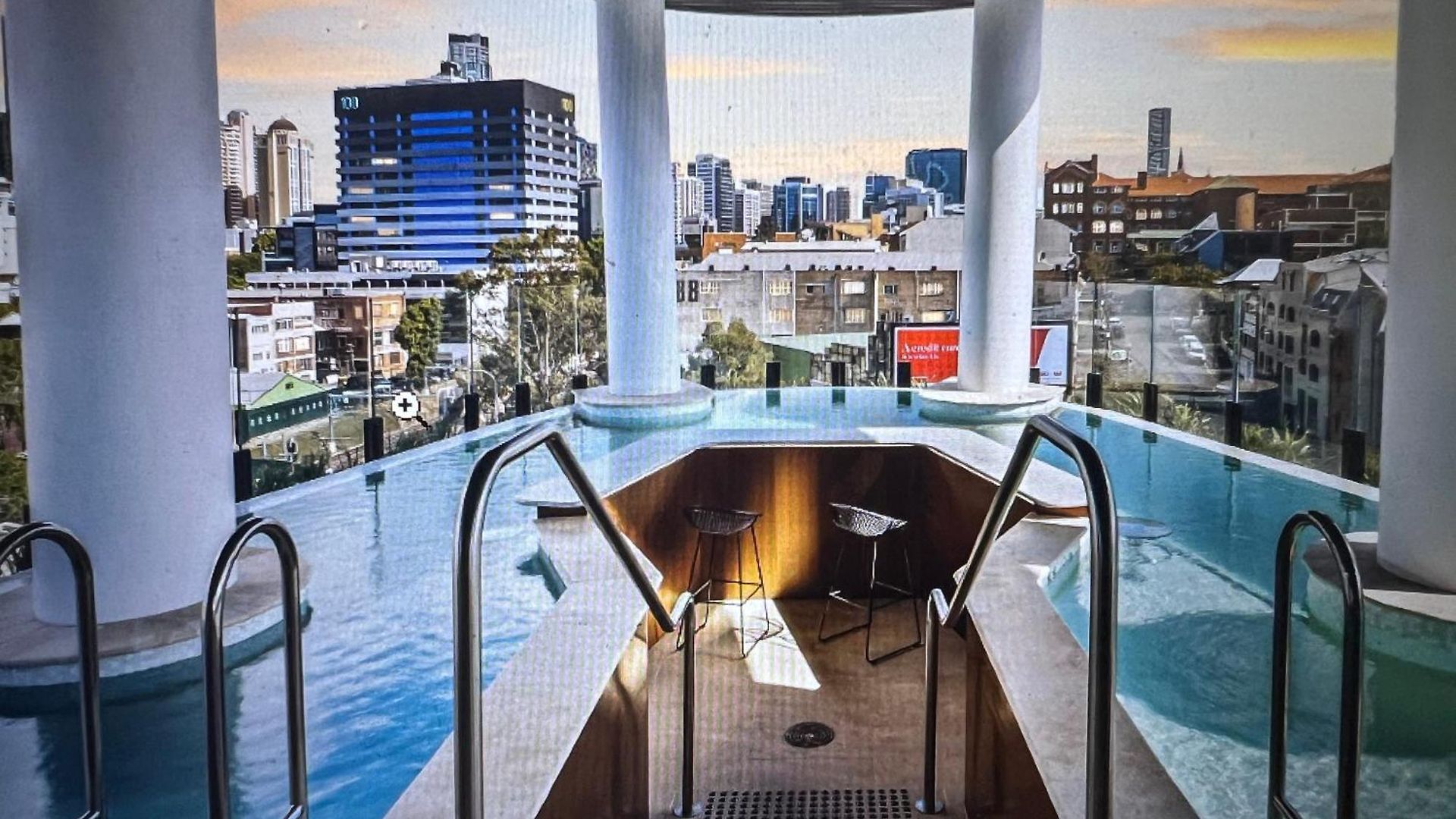 Apartment Entire Flat W Infinity Pool And 5m Walk To Valley Station *