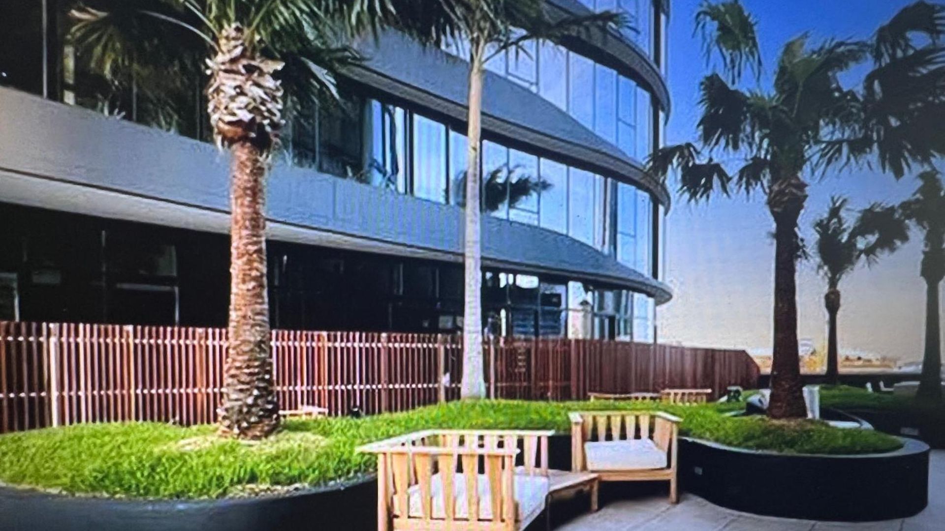 Entire Flat W Infinity Pool And 5m Walk To Valley Station Apartment