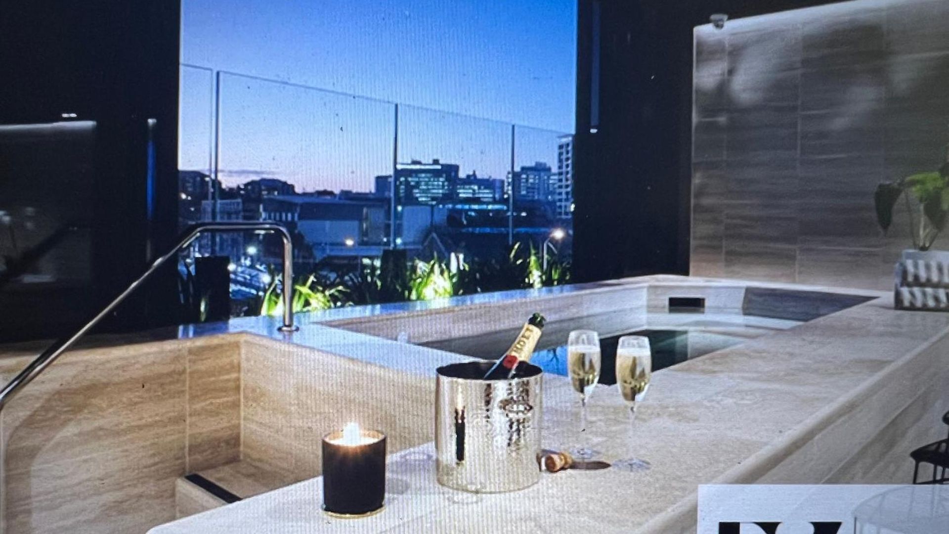 Apartment Entire Flat W Infinity Pool And 5m Walk To Valley Station
