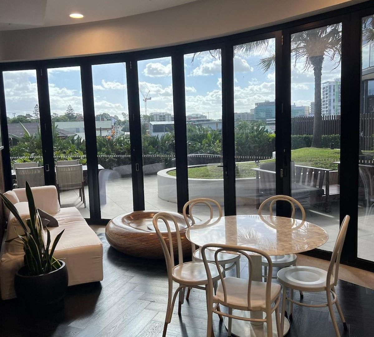 Entire Flat W Infinity Pool And 5m Walk To Valley Station