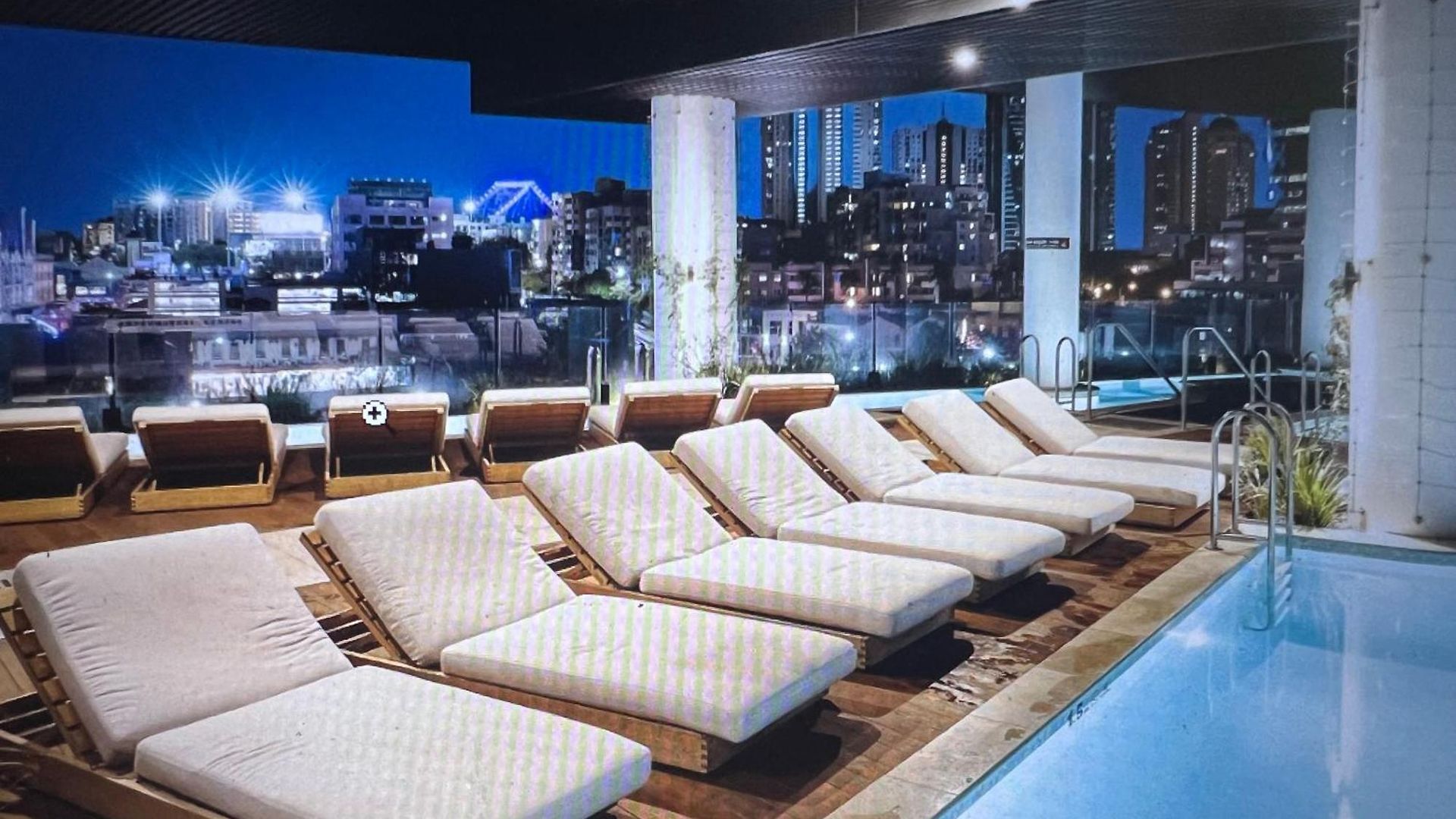 Entire Flat W Infinity Pool And 5m Walk To Valley Station *
