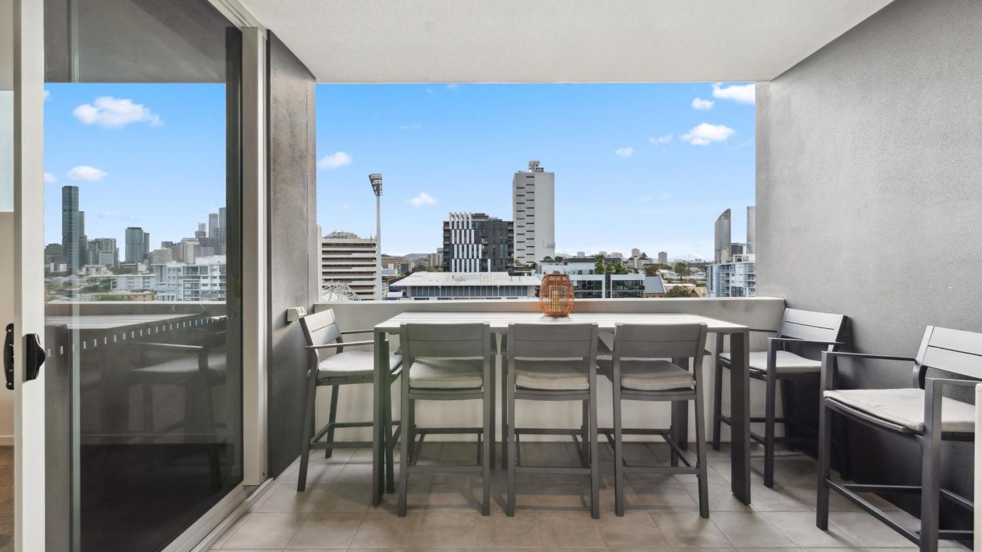 Boho Retreat - Walk To Gabba Stadium - Free Parking Apartment *
