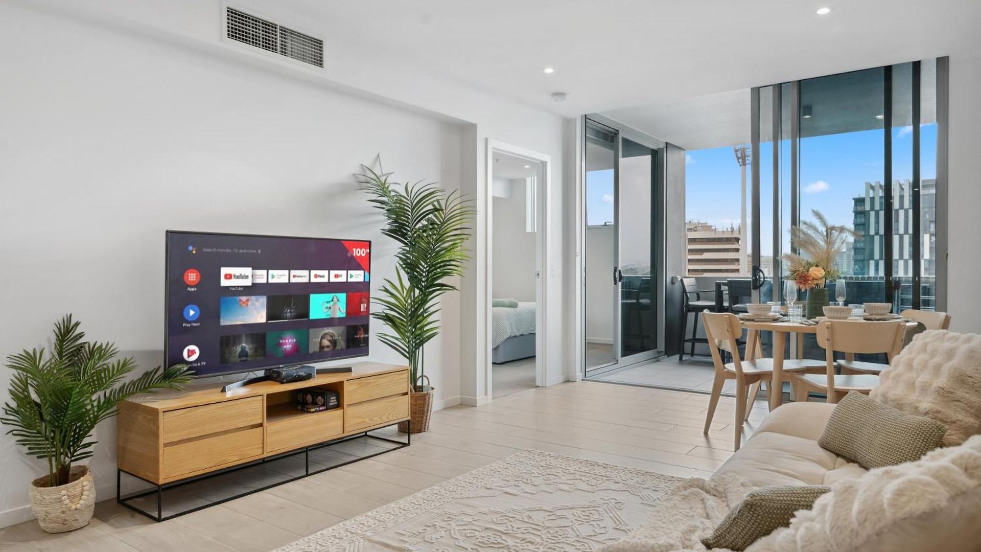 Boho Retreat - Walk To Gabba Stadium - Free Parking Apartment
