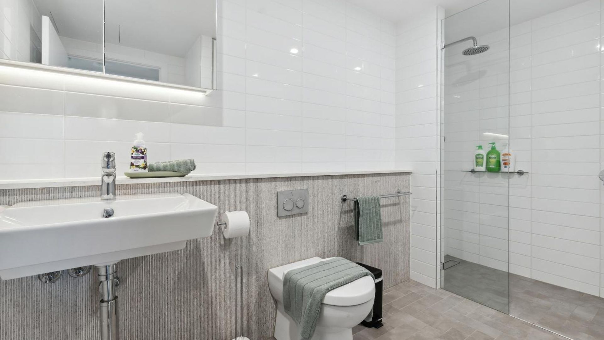 Boho Retreat - Walk To Gabba Stadium - Free Parking Apartment *