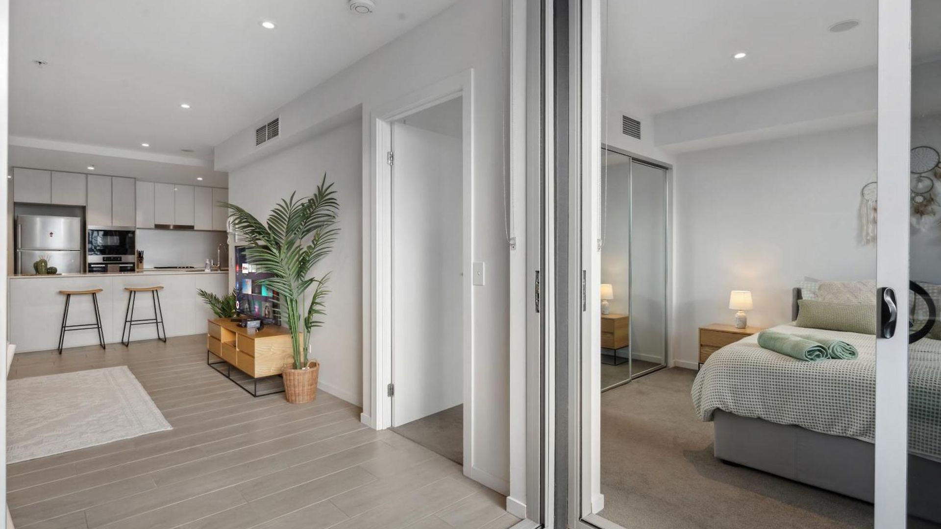 Boho Retreat - Walk To Gabba Stadium - Free Parking Apartment