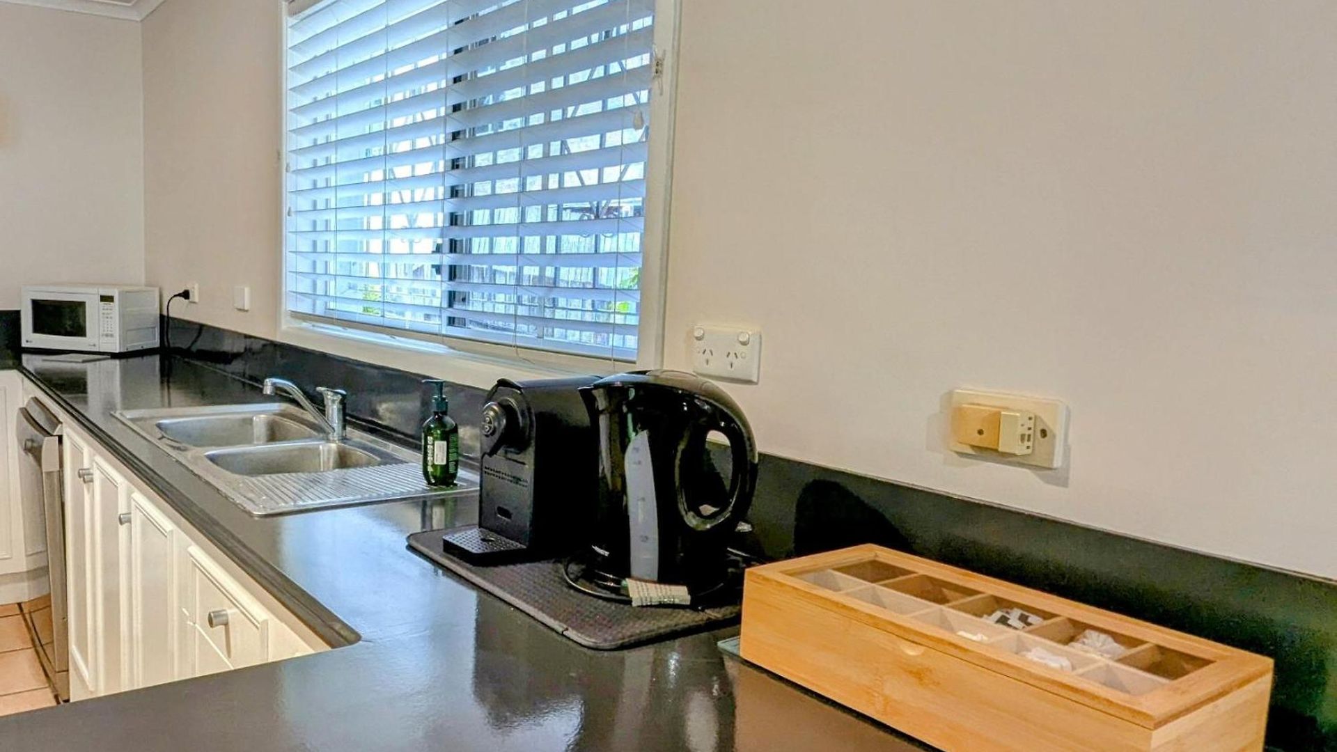 Stylish New Farm Retreat W Parking Walk Cafes & River Holiday home