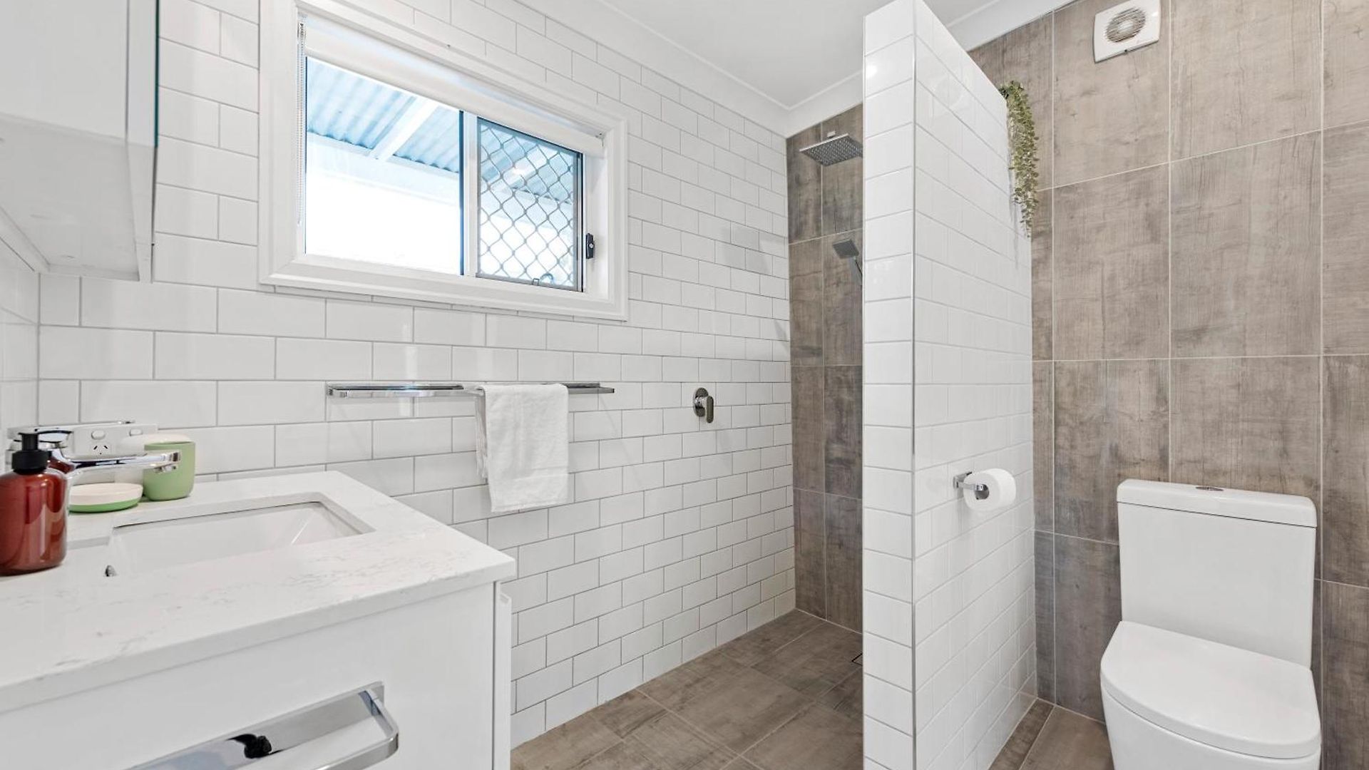 Charming Short Distance To Cbd With Parking * Brisbane