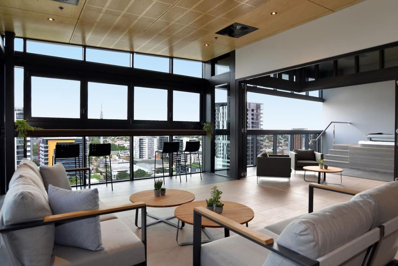 Stunning Getaway One King Bed With Unlimited Wi-fi