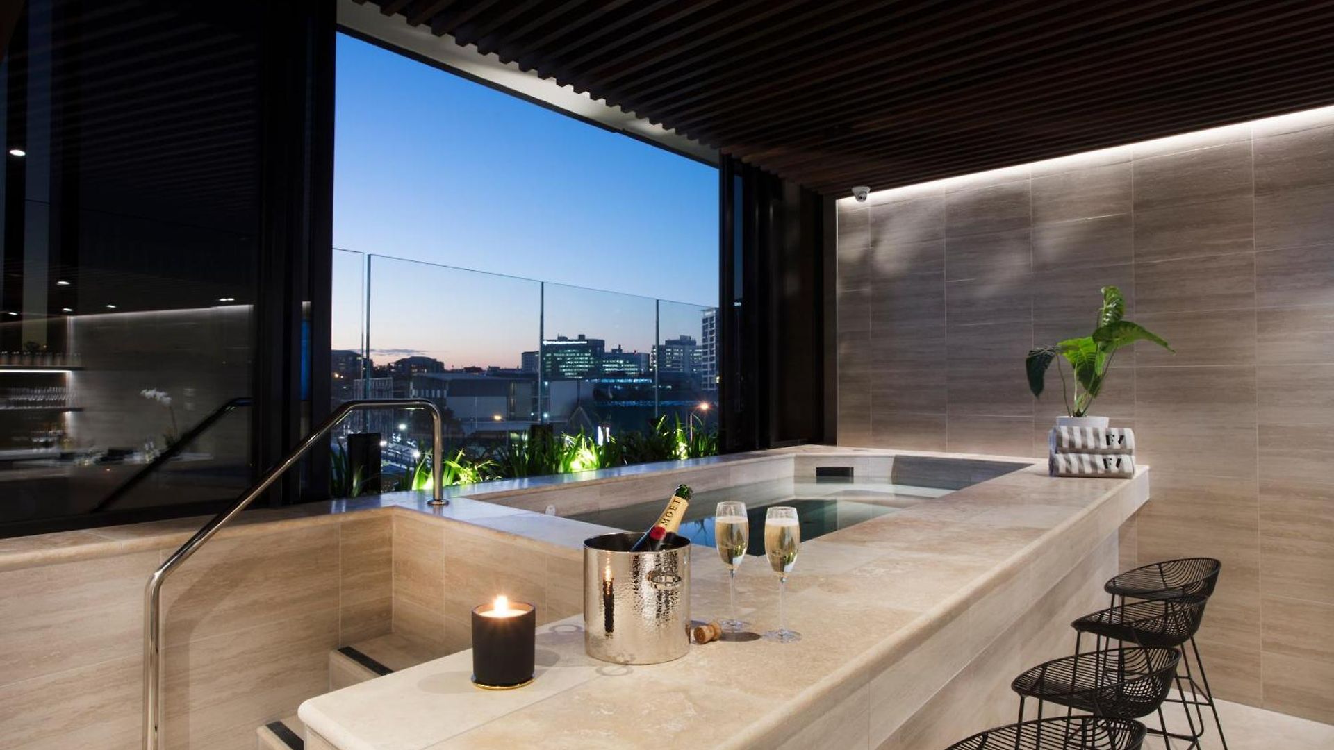 Apartment Horizon By Courtney Rogers - 2 Bedroom With Skyline Views, Parking, Heated Infinity Pool, Fitness Centre *