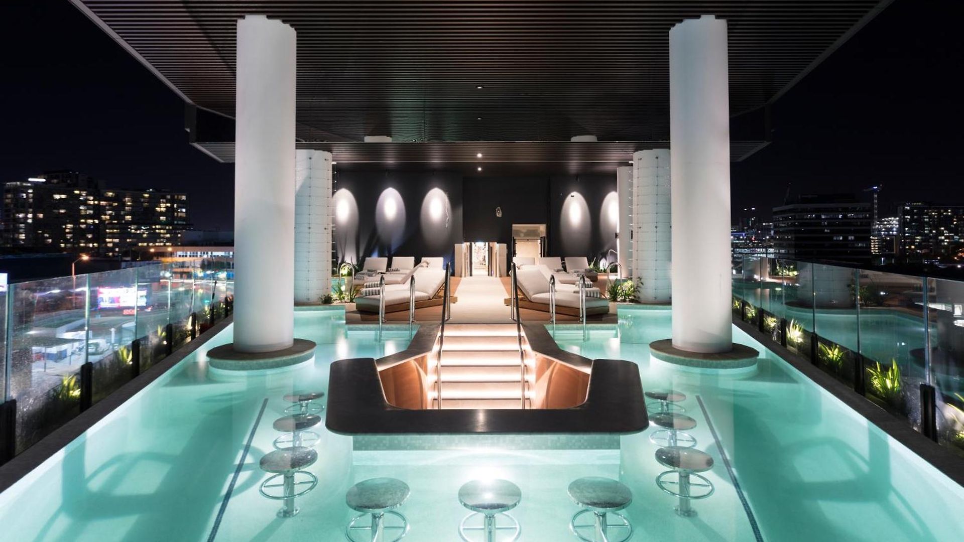 Horizon By Courtney Rogers - 2 Bedroom With Skyline Views, Parking, Heated Infinity Pool, Fitness Centre Apartment *