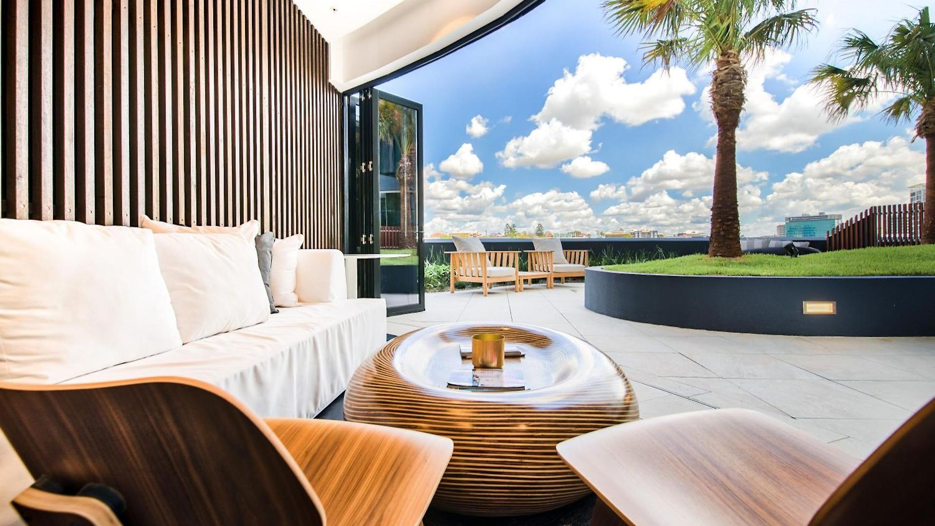 Horizon By Courtney Rogers - 2 Bedroom With Skyline Views, Parking, Heated Infinity Pool, Fitness Centre
