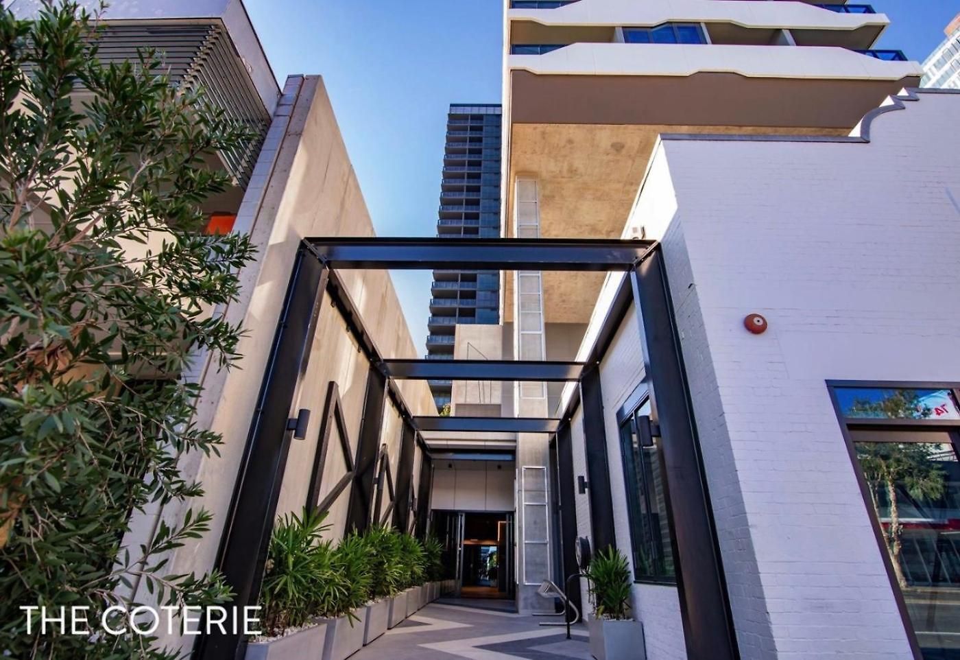 Apartment Stylish And Modern Valley Pad With Rooftop Pool And Wifi *