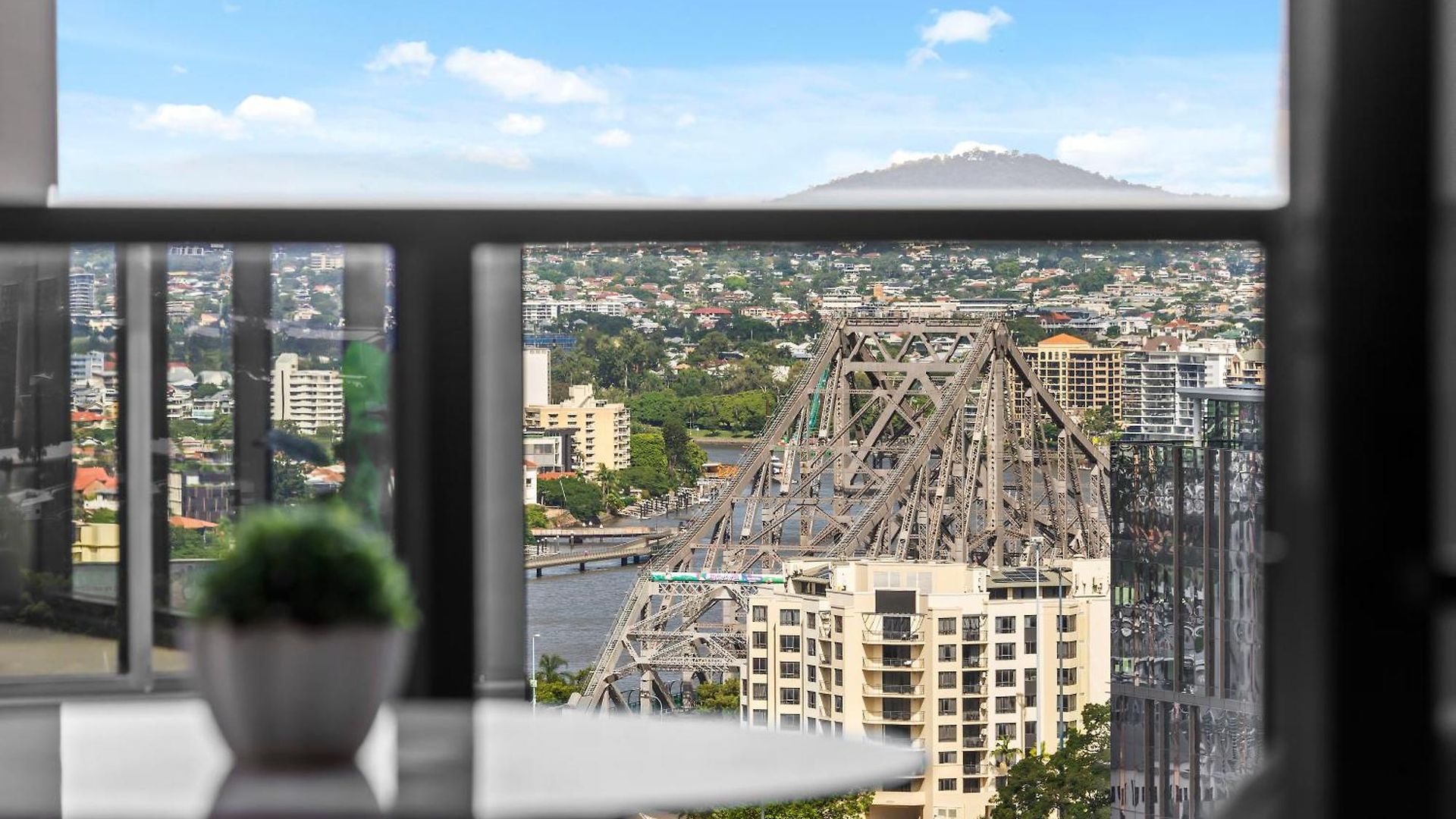 Stylish And Modern Valley Pad With Rooftop Pool And Wifi Brisbane