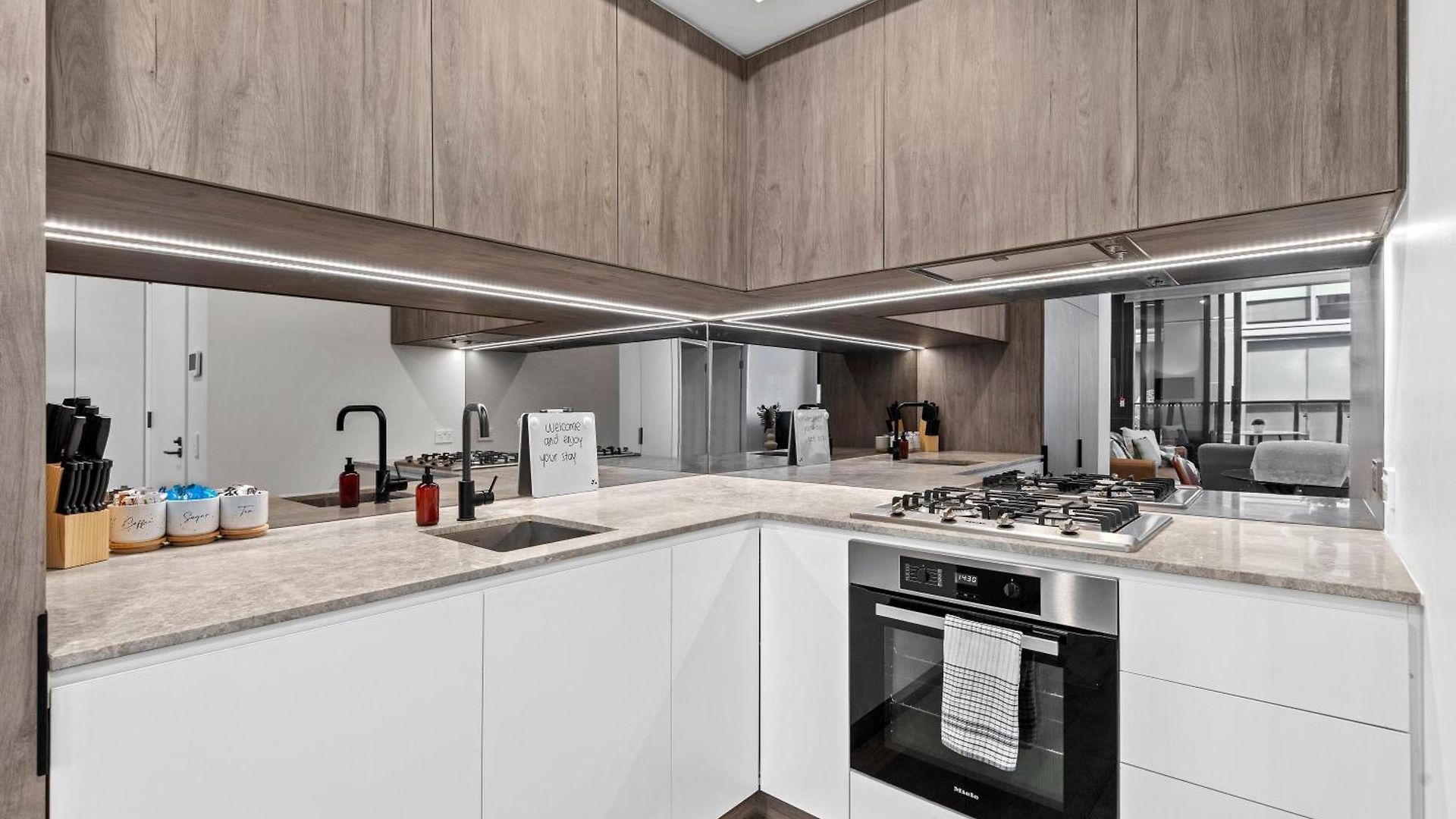 Stylish And Modern Valley Pad With Rooftop Pool And Wifi Apartment Brisbane