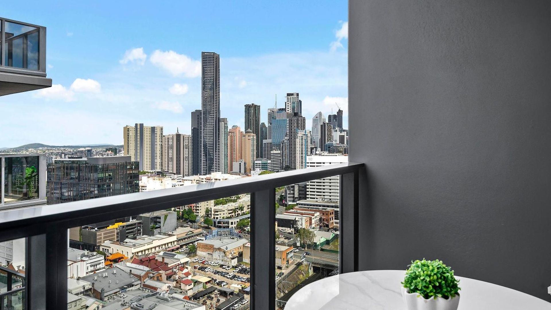 Stylish And Modern Valley Pad With Rooftop Pool And Wifi Brisbane