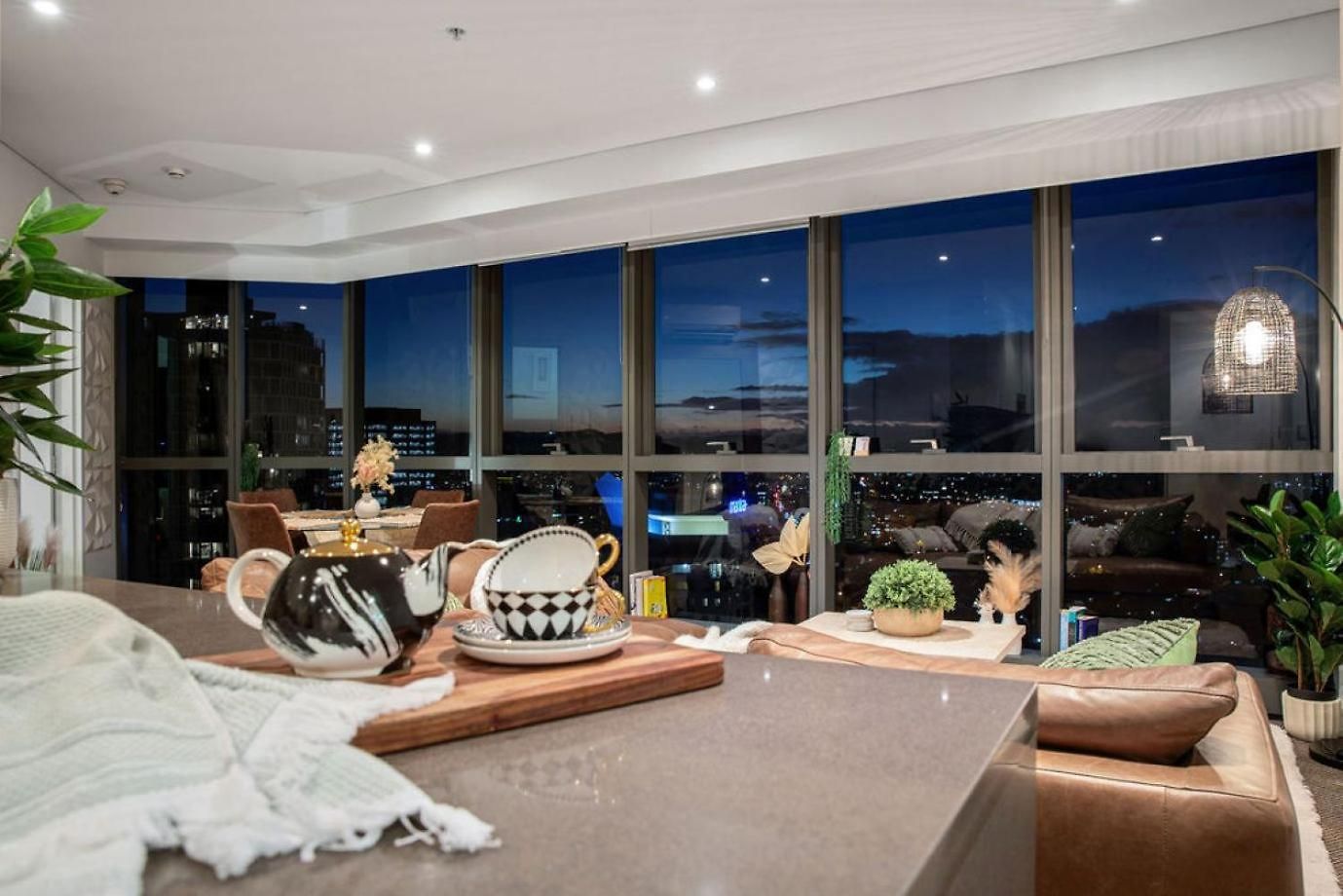 Apartment Indulgence At Meriton, Spectacular Views, Sleeps 6 Includes Carpark Brisbane