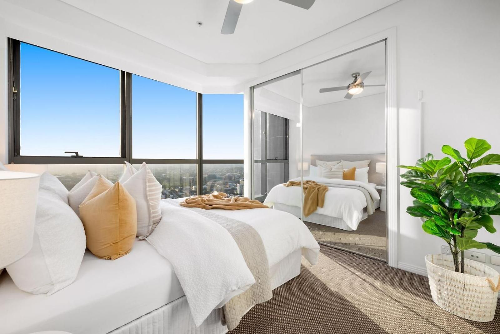 Apartment Indulgence At Meriton, Spectacular Views, Sleeps 6 Includes Carpark
