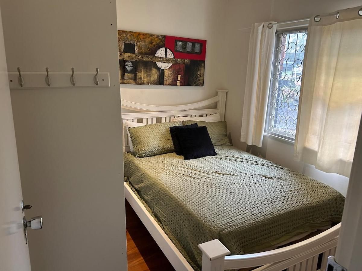 Hill 2-bedroom With Charming View *