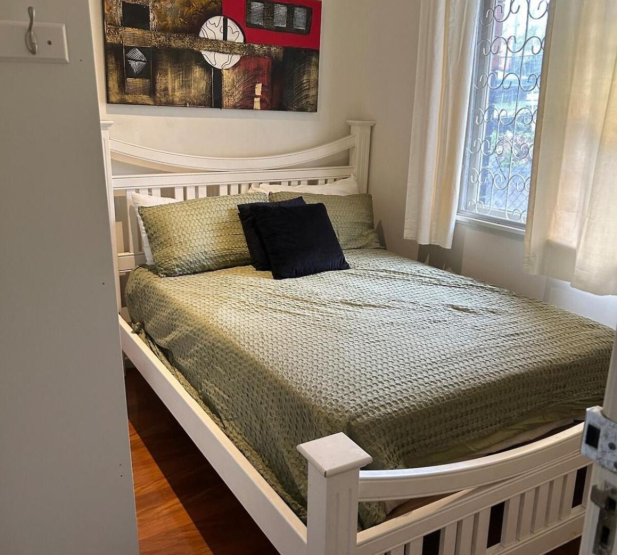 Hill 2-bedroom With Charming View Apartment *