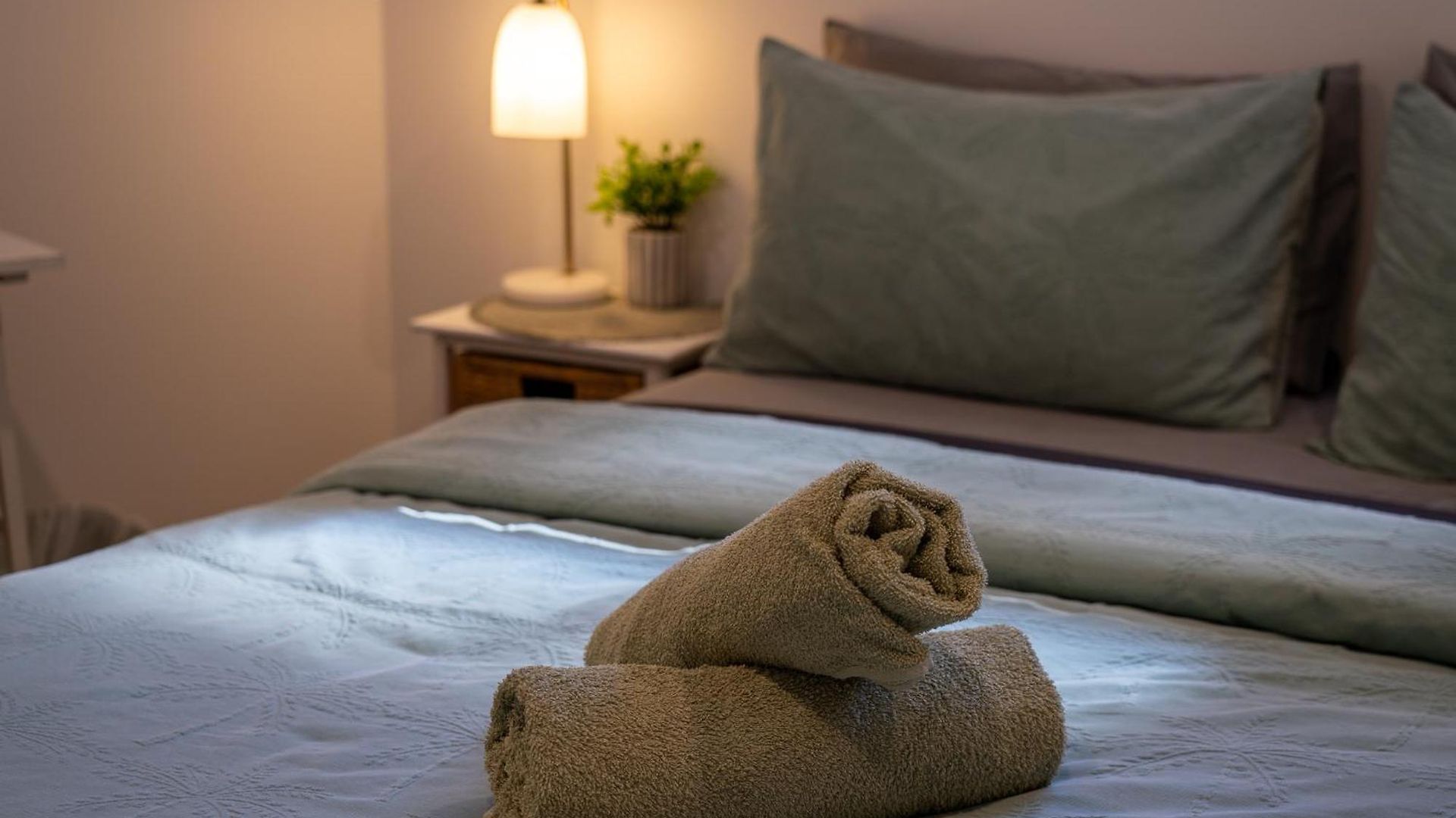 Hot Tub, Ice Bath, Gym, Sauna, Pool Table Coorparoo Haven