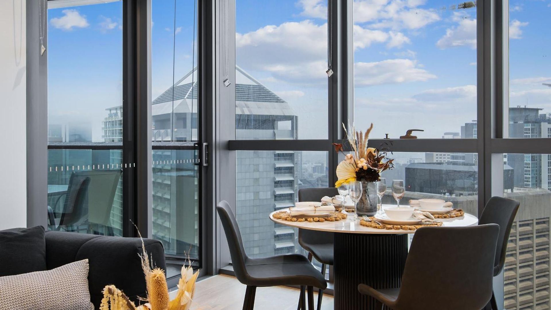 Sky Living & River Views In Queens Wharf Residences Apartment Brisbane