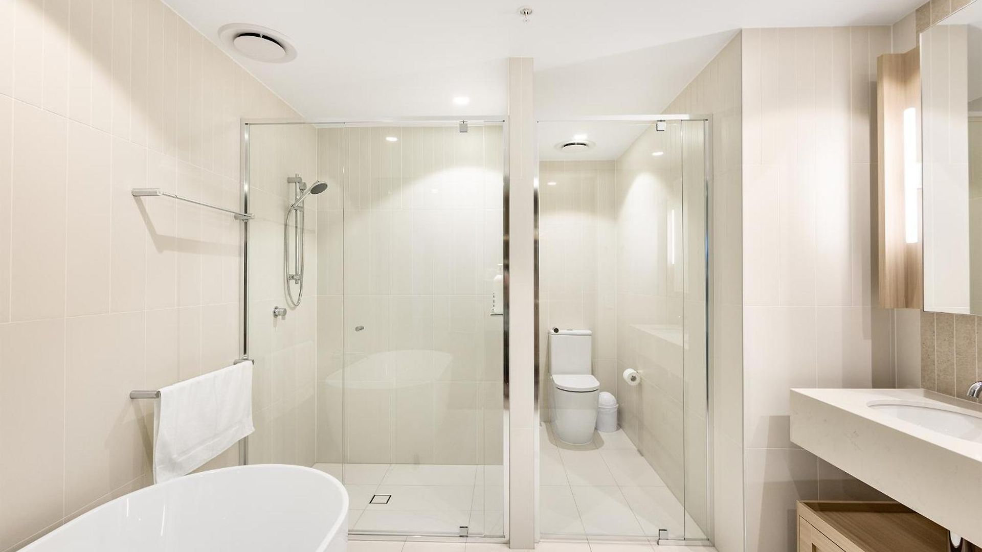 Sky Living & River Views In Queens Wharf Residences Apartment *