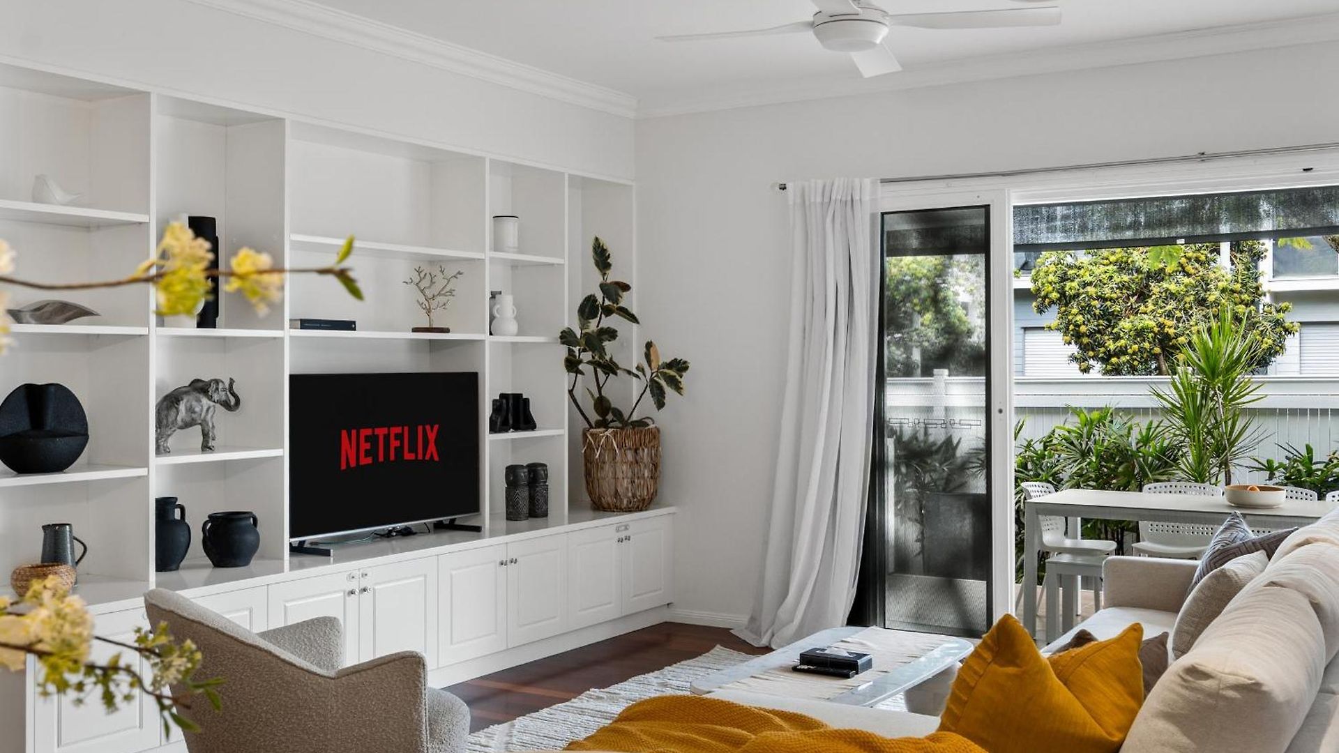 Maison Marie: Cinebar Getaway 4 Bedrooms 2.5 Baths *