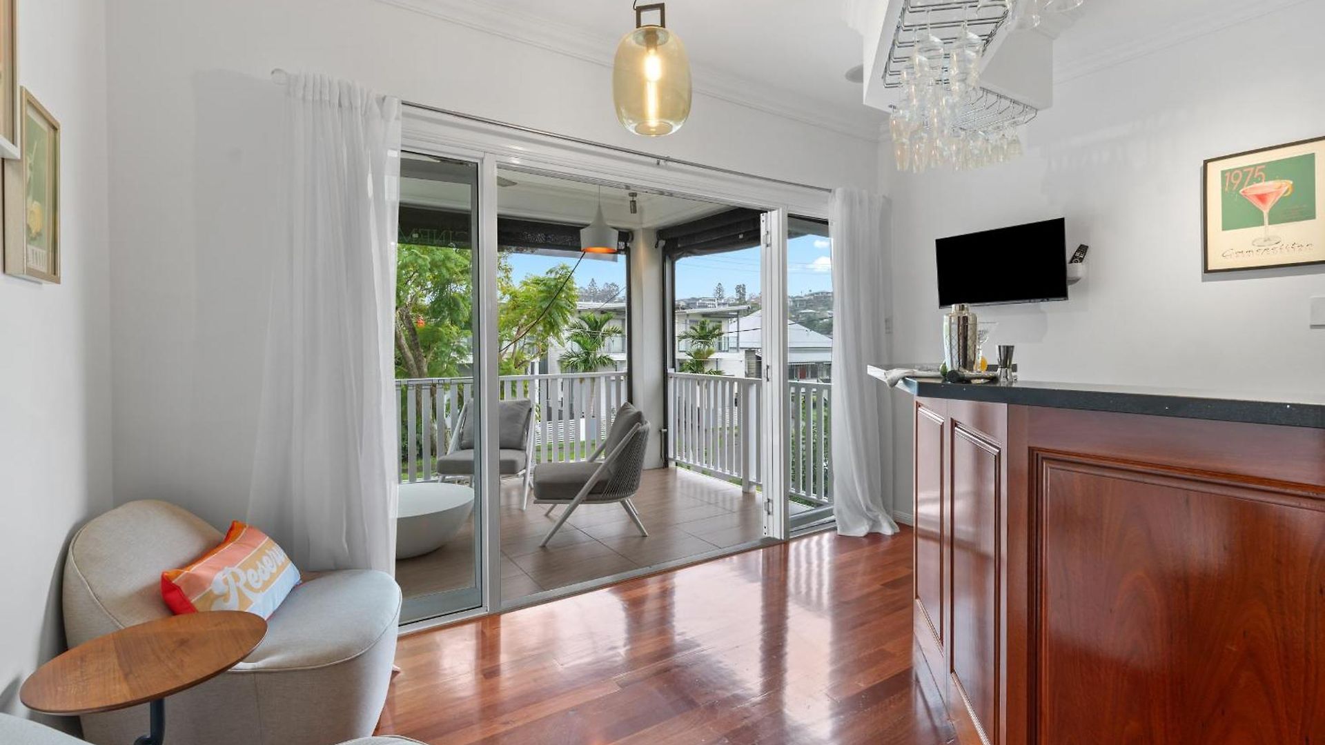 Maison Marie: Cinebar Getaway 4 Bedrooms 2.5 Baths Holiday home