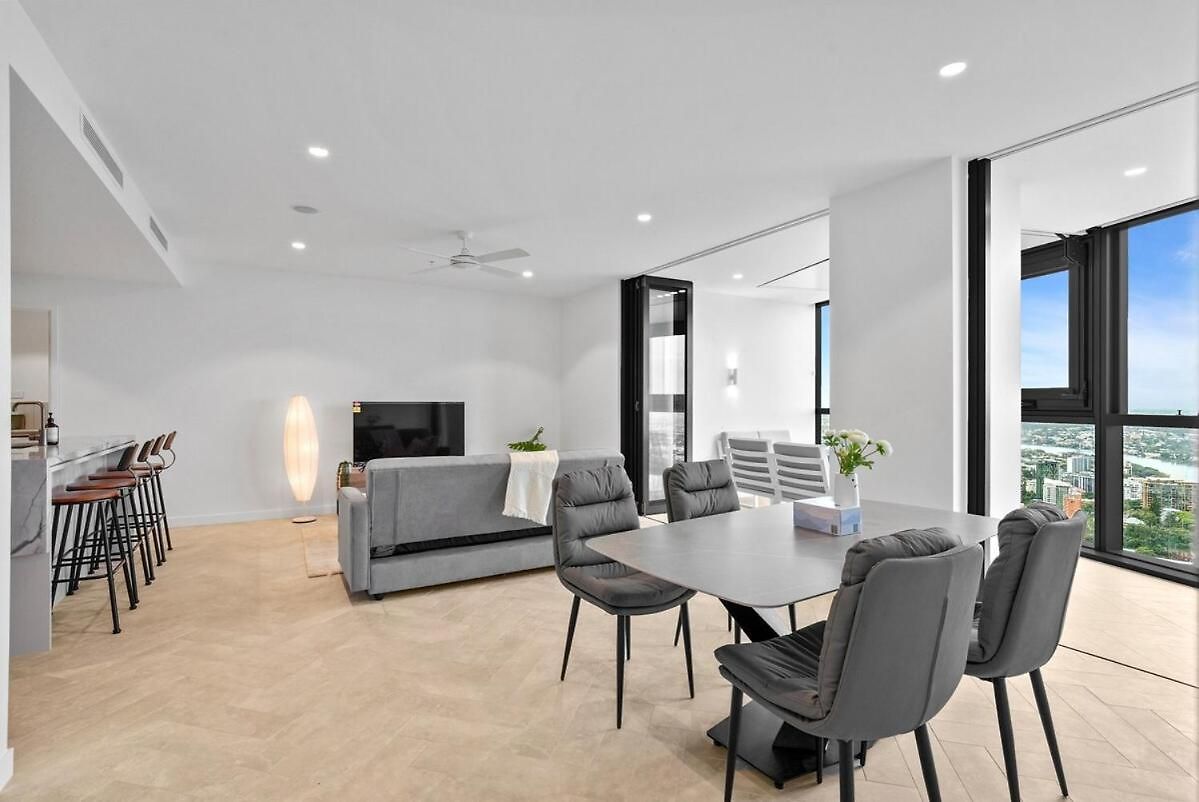 5 Star Queens Wharf 2br 2ba High Floor Epic Views C29 *
