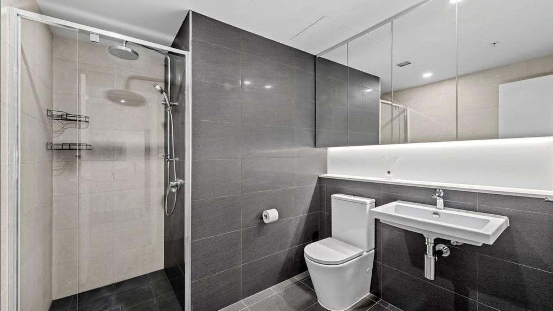 Skytower Apartment *