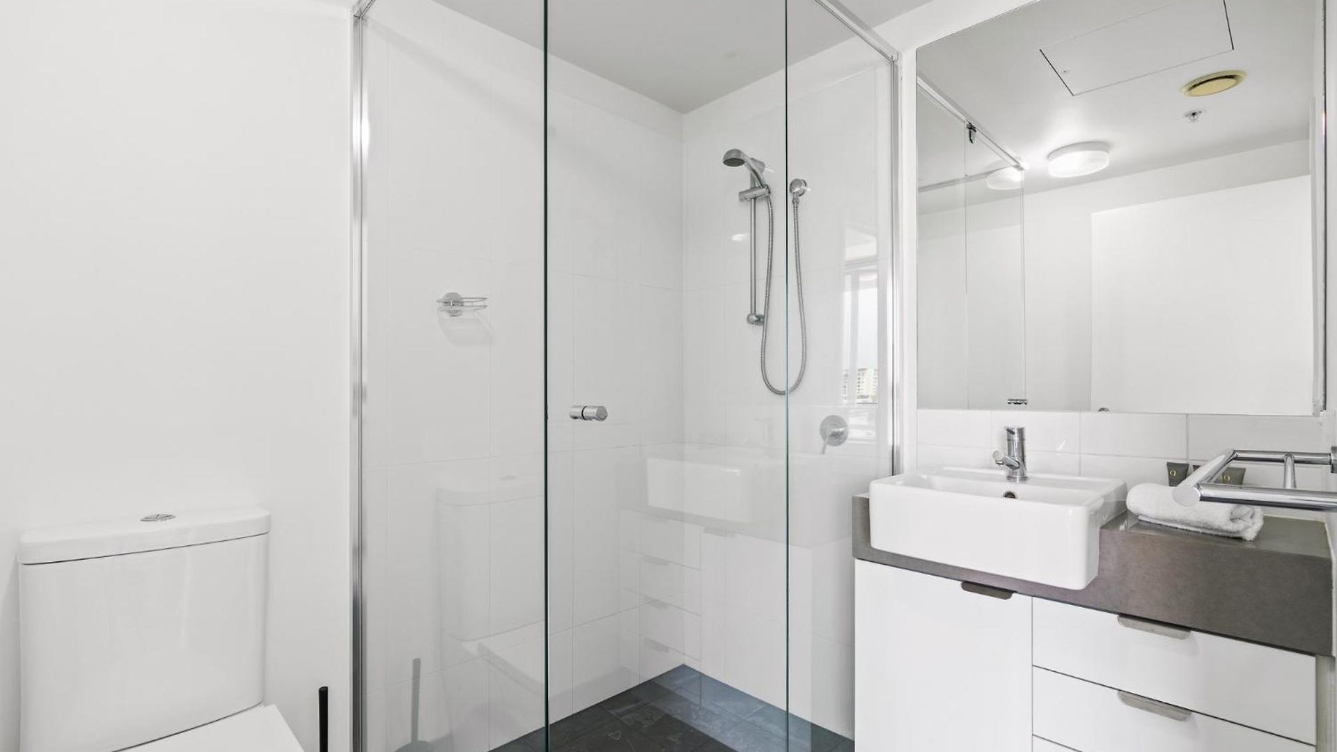 Chic 1 Bed Inner-city Retreat With Pool And Views Apartment *