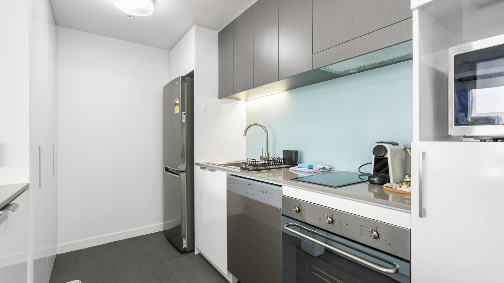 Chic 1 Bed Inner-city Retreat With Pool And Views