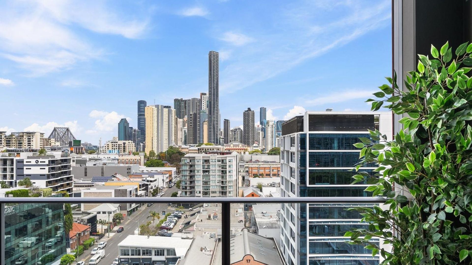 Chic 1 Bed Inner-city Retreat With Pool And Views