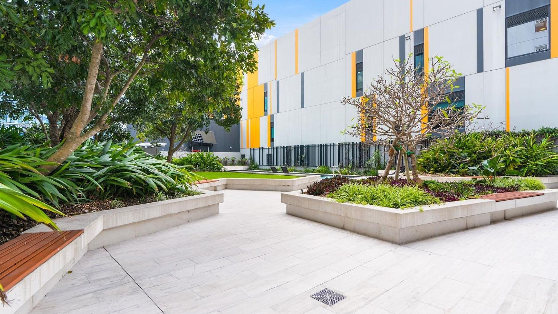 Chic 1 Bed Inner-city Retreat With Pool And Views