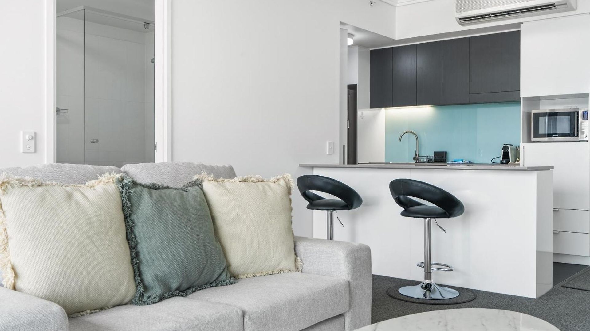 Chic 1 Bed Inner-city Retreat With Pool And Views Apartment *