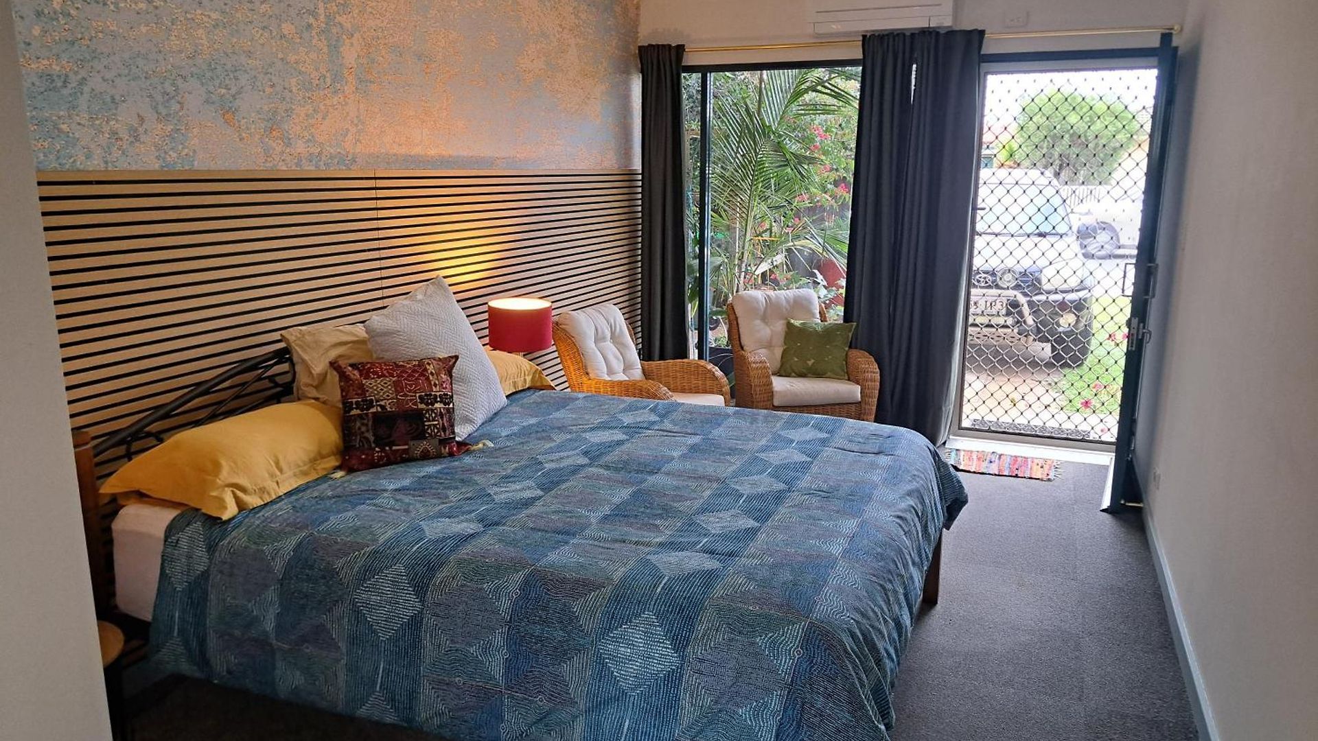 1960s Pool House - Hosted Bed & Breakfast