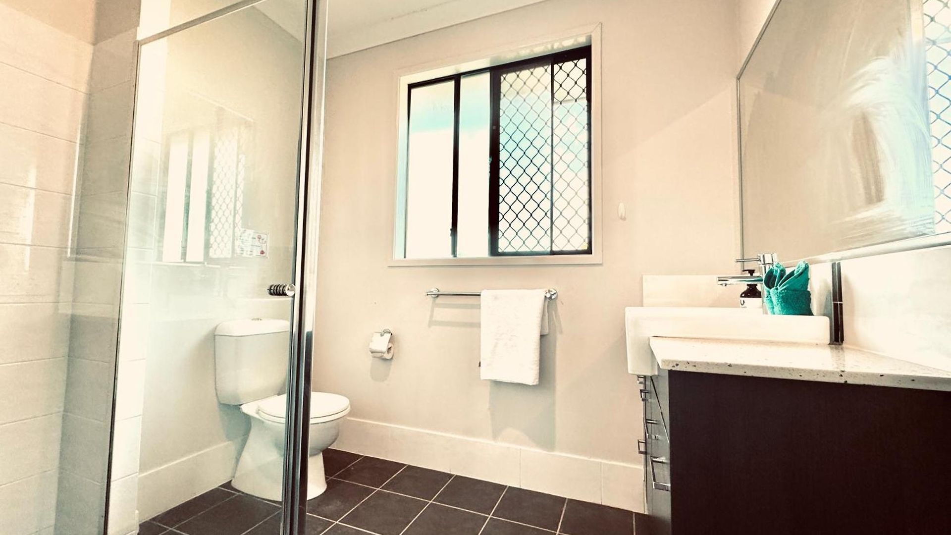 16b Peaceful Ensuite In Coopers Plains Guest house
