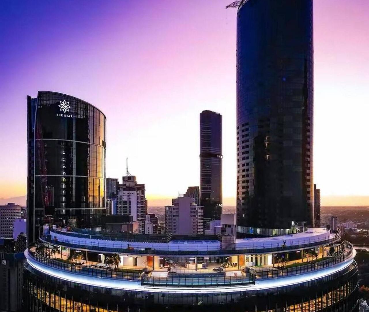 Luxurious 2 Bed With Pool Sauna And Gym Apartment *