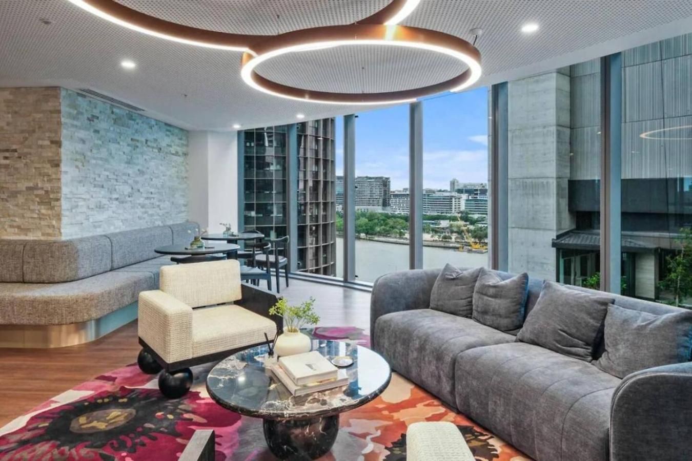 Luxurious 2 Bed With Pool Sauna And Gym Apartment *