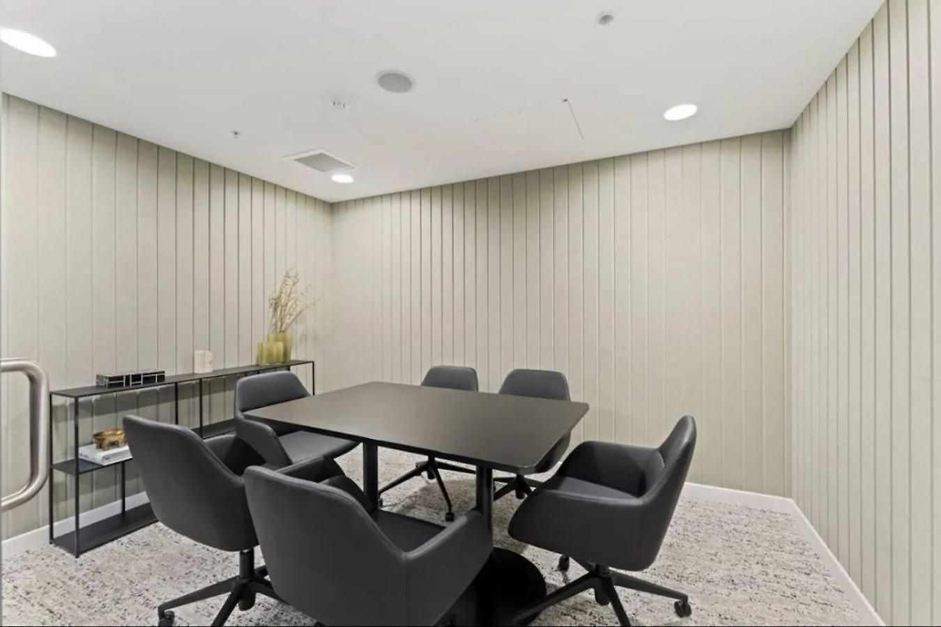 Luxurious 2 Bed With Pool Sauna And Gym Brisbane